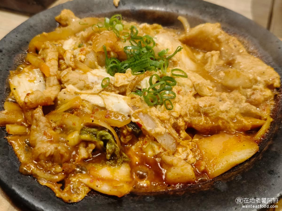 靜岡勝政日式豬排大直美麗華店 靜岡勝政日式豬排大直美麗華店菜單 泡菜豬肉鍋 這道也是每次來必點的，單吃豬排配白飯吃多了會膩，加這鍋剛好解膩，裡面有滑蛋，香氣很足，辣度不會嗆，非常開胃，又鹹又好吃。 @在地老饕阿府