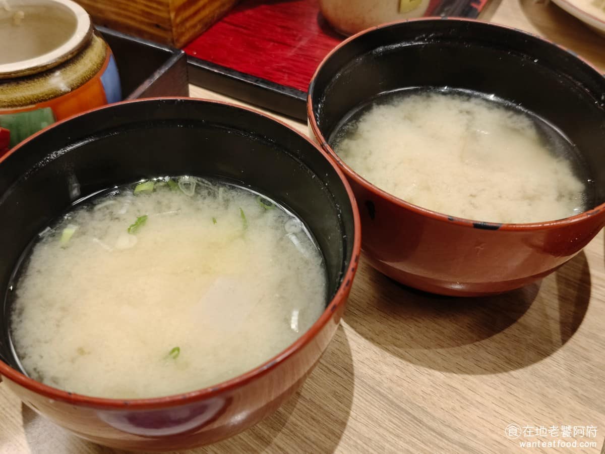 靜岡勝政日式豬排大直美麗華店 靜岡勝政日式豬排大直美麗華店菜單 味噌湯 有分豬肉跟野菜兩種，豬肉版本肉味濃、喝起來香，野菜版本沒有肉味，單純海帶跟湯底，喝起來比較清爽，想吃重口味還是清淡自己選。 @在地老饕阿府