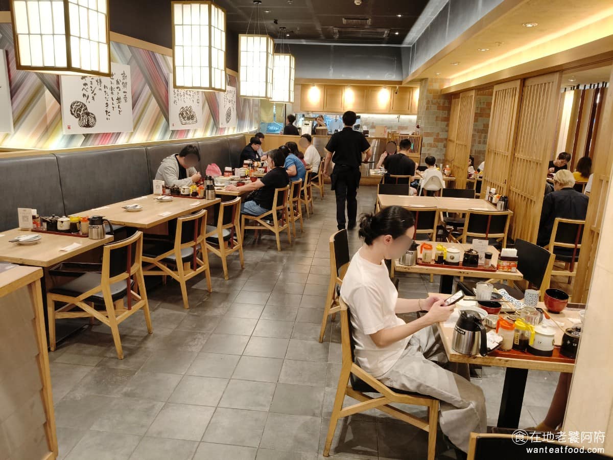 靜岡勝政日式豬排大直美麗華店 靜岡勝政日式豬排大直美麗華店菜單 店內走的是溫暖的日式風格，大量使用木頭裝潢，牆面搭配日本字畫跟竹製元素，氣氛安靜溫和。 @在地老饕阿府