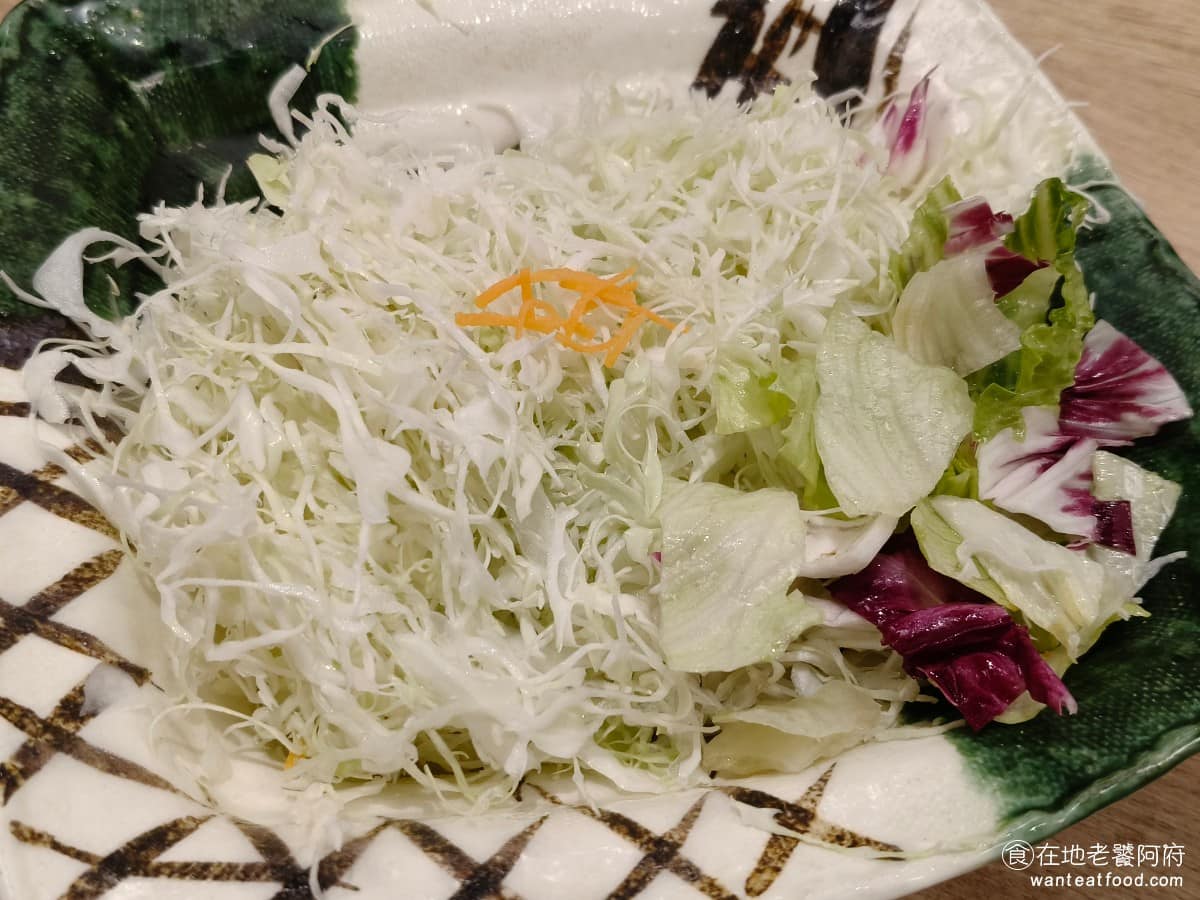 靜岡勝政日式豬排大直美麗華店 靜岡勝政日式豬排大直美麗華店菜單 每桌餐前都會送上一盤高麗菜絲，因為豬排本身比較油膩，而且都是炸的，搭配高麗菜絲正好可以解膩，吃不夠還能無限續加，這點超級棒。 @在地老饕阿府