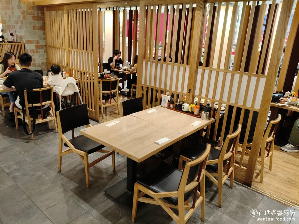 靜岡勝政日式豬排大直美麗華店 靜岡勝政日式豬排大直美麗華店菜單 店內對親子也算友善，備有兒童椅、兒童餐具，兒童餐還會用車車造型的餐盤，沙發座位也很多，整體環境舒服。 @在地老饕阿府