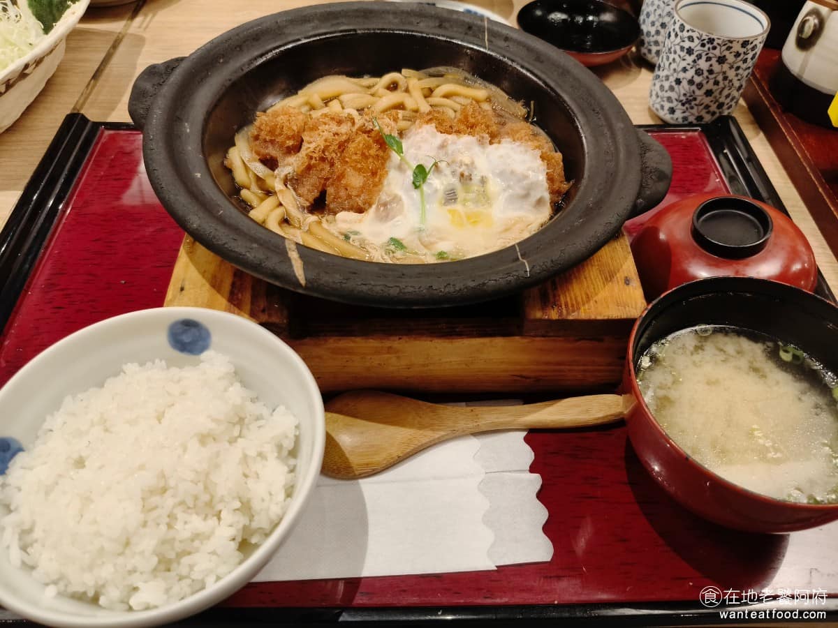 靜岡勝政日式豬排大直美麗華店 靜岡勝政日式豬排大直美麗華店菜單 里肌豬排鍋餐套餐 每一份套餐都有白飯和味噌湯，這兩個都是能無限吃的。桌上還有提供一壺熱茶，可以去油解膩。 @在地老饕阿府