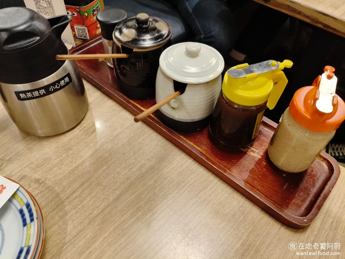 靜岡勝政日式豬排大直美麗華店 靜岡勝政日式豬排大直美麗華店菜單 桌上有放著各式醬料，有芝麻沙拉醬、玉蔥和風醬、辣的豬排醬、還有甜的豬排醬，旁邊還有提供一壺熱茶。 @在地老饕阿府