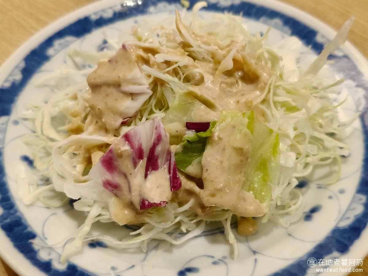 靜岡勝政日式豬排大直美麗華店 靜岡勝政日式豬排大直美麗華店菜單 可以淋上兩種醬汁，芝麻沙拉醬和玉蔥和風醬，芝麻醇香濃郁，和風醬吃起來微酸，味道也很不錯。 @在地老饕阿府
