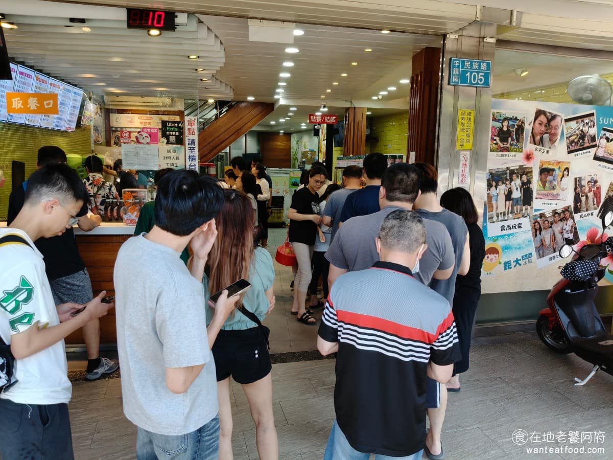鉅大自助冰城 鉅大自助冰城菜單 鉅大自助冰城推薦 平鎮區美食 平鎮美食 甜點點心 刨冰 雪花冰 也因此這樣的營業模式,每年一到4月開賣,就會迎來一波排隊熱潮,這種盛況幾乎年年上演,也讓這間店成了中壢人夏天的固定行程之一。 @在地老饕阿府