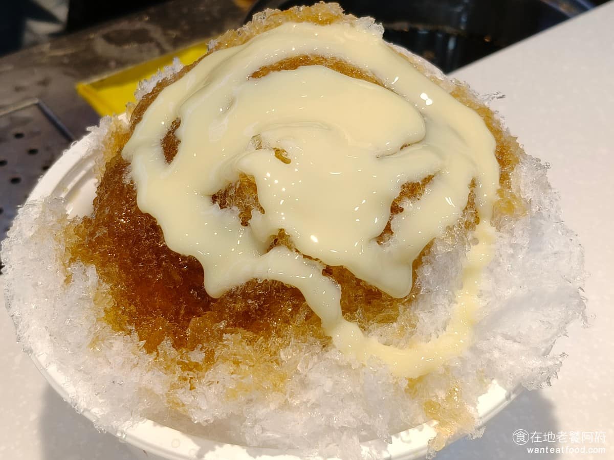 鉅大自助冰城 鉅大自助冰城菜單 鉅大自助冰城推薦 平鎮區美食 平鎮美食 甜點點心 刨冰 雪花冰 如果想吃甜一點的人,這裡給一個小建議,記得一定要和店家說冰的份量少一點,不然《鉅大自助冰城》的冰會給到都滿出來,糖水和煉乳的比例就被稀釋,吃起來的味道就會很淡。 @在地老饕阿府