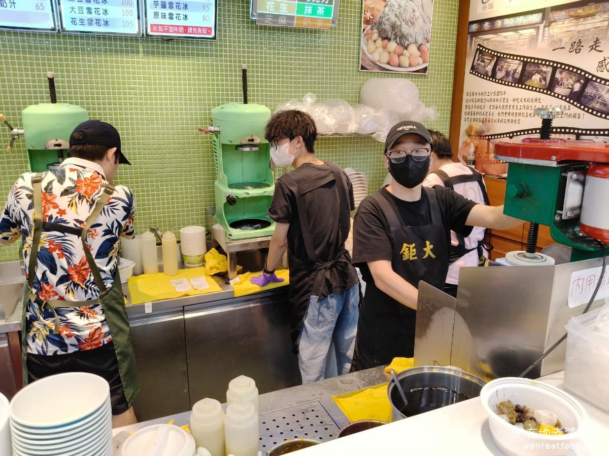 鉅大自助冰城 鉅大自助冰城菜單 鉅大自助冰城推薦 平鎮區美食 平鎮美食 甜點點心 刨冰 雪花冰 除了自助之外,也保留單點區,直接點固定口味的剉冰、果汁或雪花冰,不想排隊夾料的人,可以走這條路線。 @在地老饕阿府