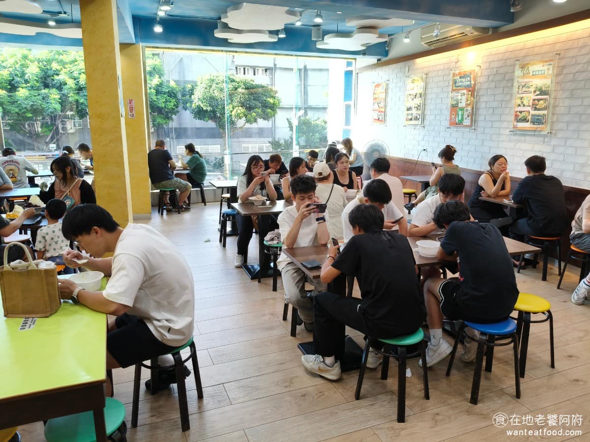 鉅大自助冰城 鉅大自助冰城菜單 鉅大自助冰城推薦 平鎮區美食 平鎮美食 甜點點心 刨冰 雪花冰 店內環境走明亮、寬敞的路線,不是傳統冰店那種擁擠、悶熱的感覺。座位分布在一樓、二樓、三樓,加上隔壁店面也有座位區,整體座位數相當多,就算人潮多,也不太需要擔心找不到位置。 @在地老饕阿府