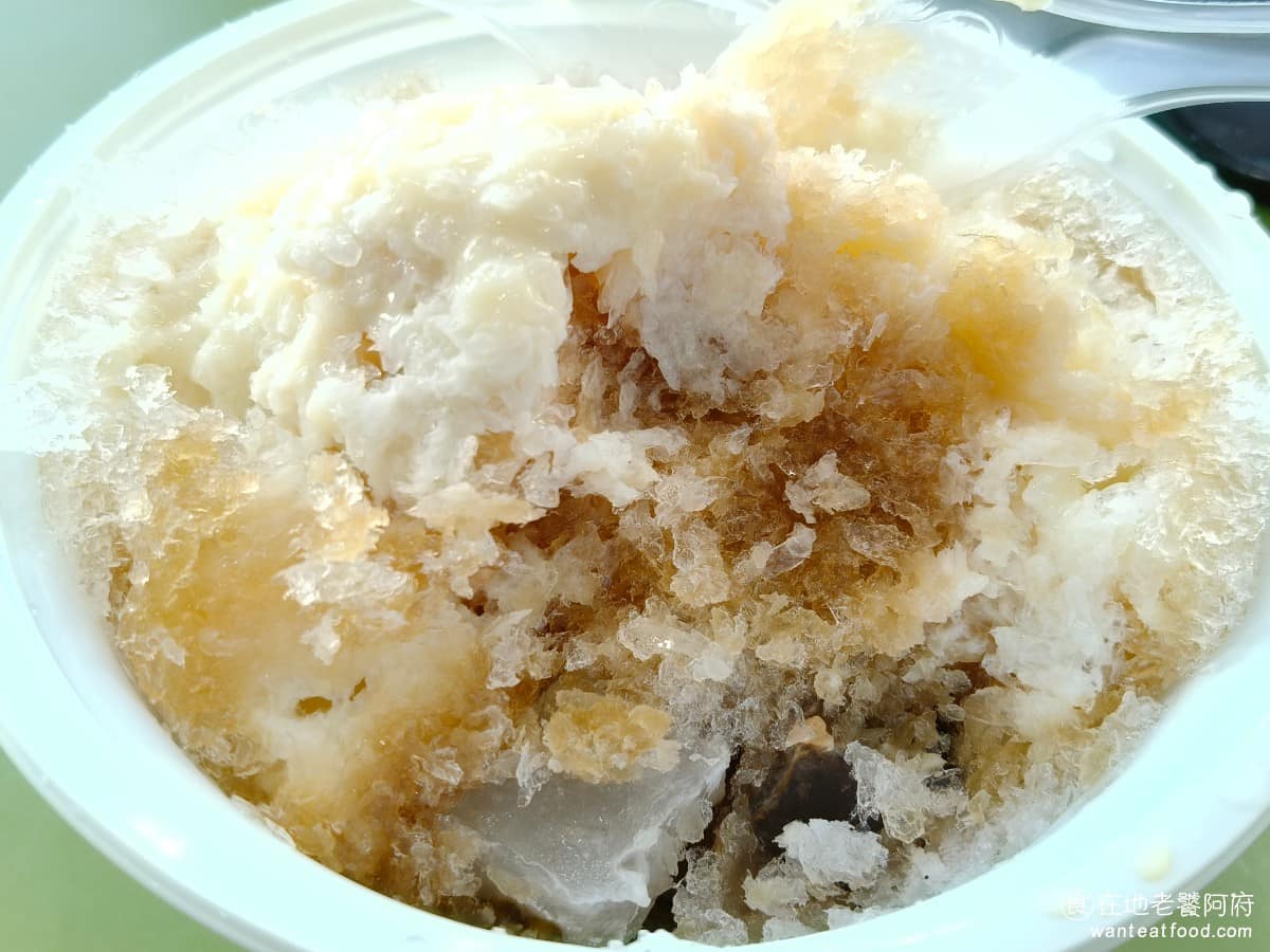 鉅大自助冰城 鉅大自助冰城菜單 鉅大自助冰城推薦 平鎮區美食 平鎮美食 甜點點心 刨冰 雪花冰 自助稱重剉冰 配料自己夾,甜度全靠糖水跟煉乳提味,配料本身大多不會另外調味。豆類配料像紅豆、綠豆,都是店家自己煮的,粉粿、粉條、湯圓,吃起來偏Q彈。 @在地老饕阿府