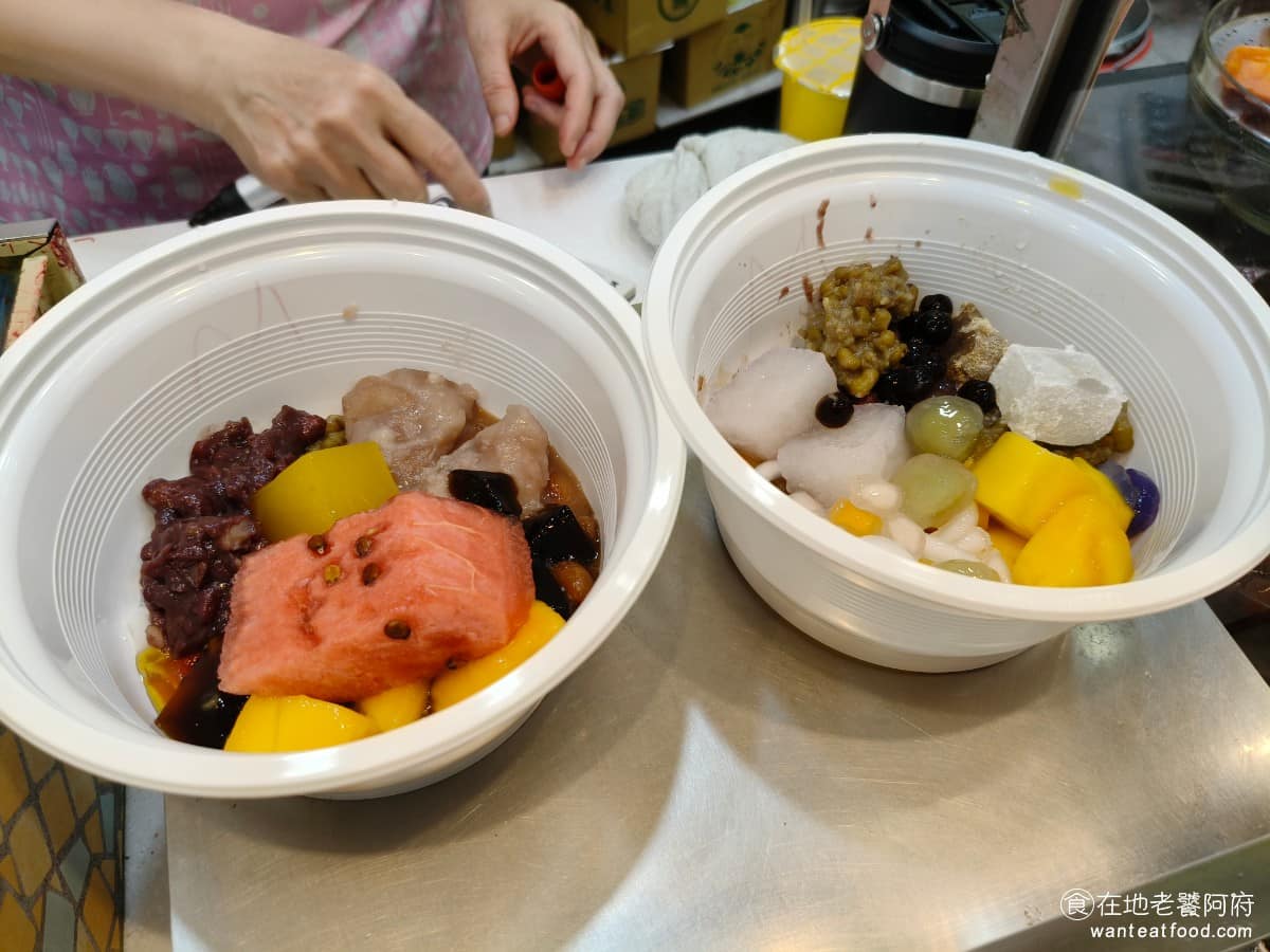 鉅大自助冰城 鉅大自助冰城菜單 鉅大自助冰城推薦 平鎮區美食 平鎮美食 甜點點心 刨冰 雪花冰 因為這裡是完全秤重的,所以即使人數不多,也不用想著要多人共吃一碗,自己一人一碗就可以了,料不用加太多,如果料少,記得一定要說,冰不要加太多,不然會被稀釋到,完全沒有甜味。 @在地老饕阿府