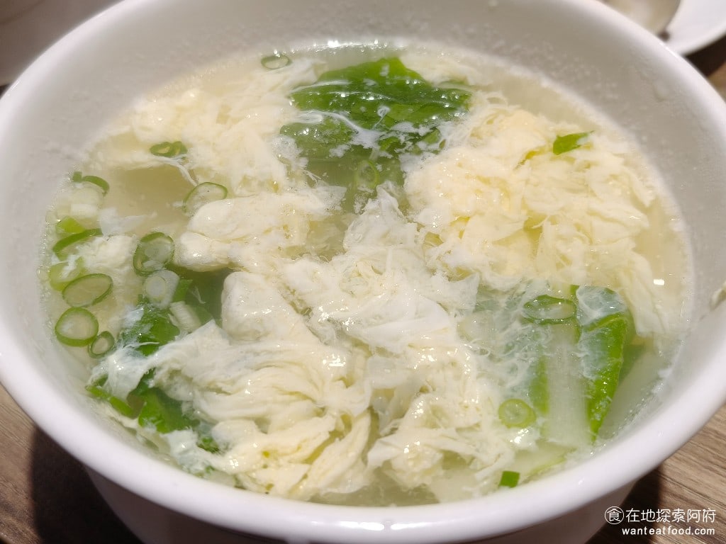 阿華食堂 阿華食堂菜單 阿華食堂價格 內湖區美食 內湖美食 港墘美食 台灣小吃 炒飯 炒麵 蛋花湯 這一碗蛋花湯要 50 元，個人覺得有一點貴，裡面有蛋花和青菜。 @在地老饕阿府