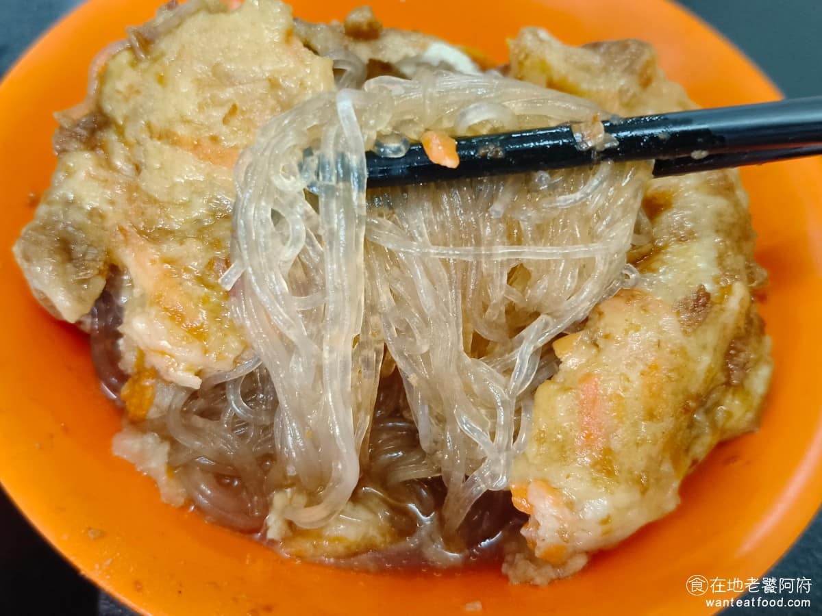 淡水老牌阿給創始店 淡水老牌阿給創始店菜單 淡水老牌阿給創始店推薦 淡水區美食 淡水美食 台灣小吃 裡面的冬粉份量給得很多，切面比較粗，口感偏軟但不爛，吸飽醬汁吃非常順口。 @在地老饕阿府