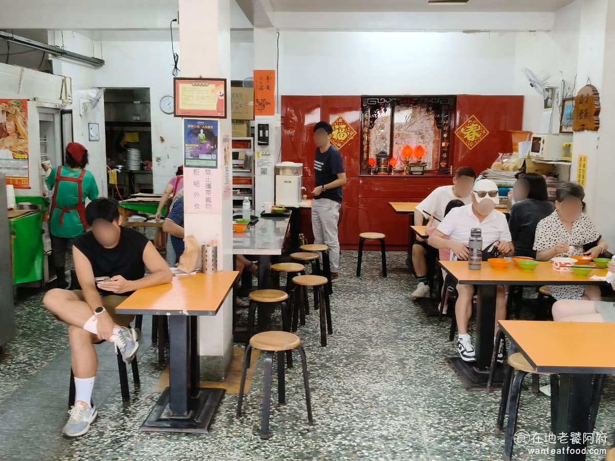 淡水老牌阿給創始店 淡水老牌阿給創始店菜單 淡水老牌阿給創始店推薦 淡水區美食 淡水美食 台灣小吃 店面不大大約可容納30人左右，內用需先找位置，再到料理台前點餐。平日用餐時間，人潮已經不少，假日更建議早點來，否則有可能中午前就賣完關門了。 @在地老饕阿府