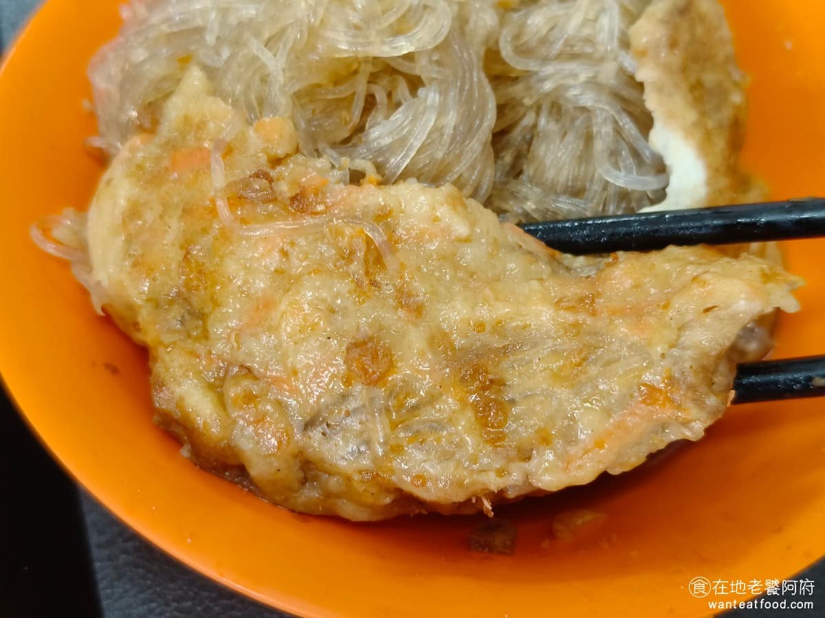 淡水老牌阿給創始店 淡水老牌阿給創始店菜單 淡水老牌阿給創始店推薦 淡水區美食 淡水美食 台灣小吃 豆腐皮因為保留了較多的豆腐肉，口感偏軟嫩，不會乾硬，吃起來很舒服。 @在地老饕阿府