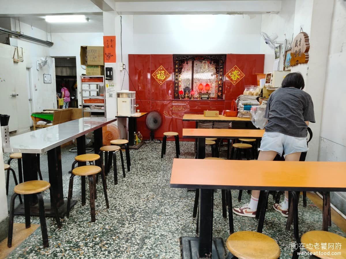 淡水老牌阿給創始店 淡水老牌阿給創始店菜單 淡水老牌阿給創始店推薦 淡水區美食 淡水美食 台灣小吃 店內沒有冷氣，夏天來要有心理準備，環境陽春，就是一間街邊老店，但有人情味，店員和老闆娘對客人都很親切。 @在地老饕阿府