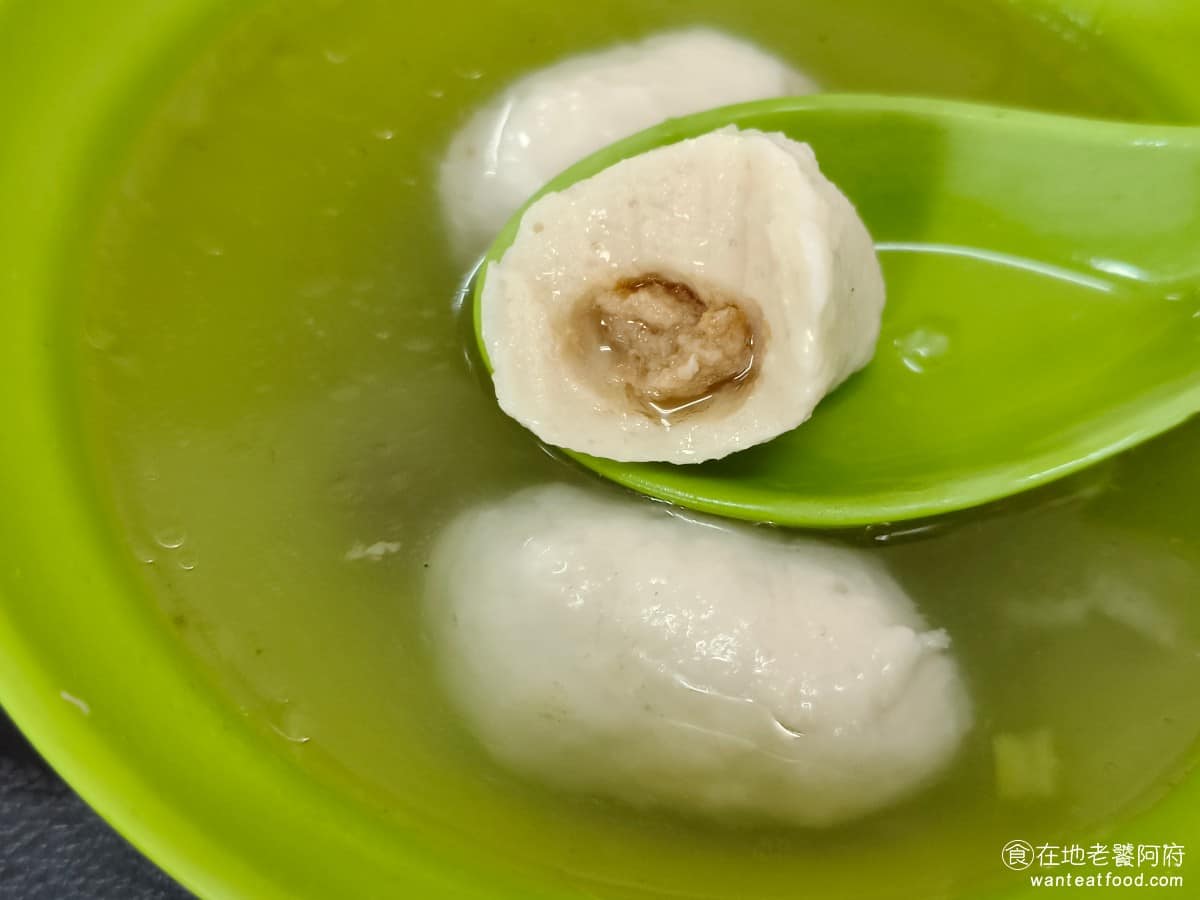 淡水老牌阿給創始店 淡水老牌阿給創始店菜單 淡水老牌阿給創始店推薦 淡水區美食 淡水美食 台灣小吃 魚丸外皮口感偏硬，有嚼勁，內餡入味，味道比單純的魚漿丸子豐富一些。 @在地老饕阿府