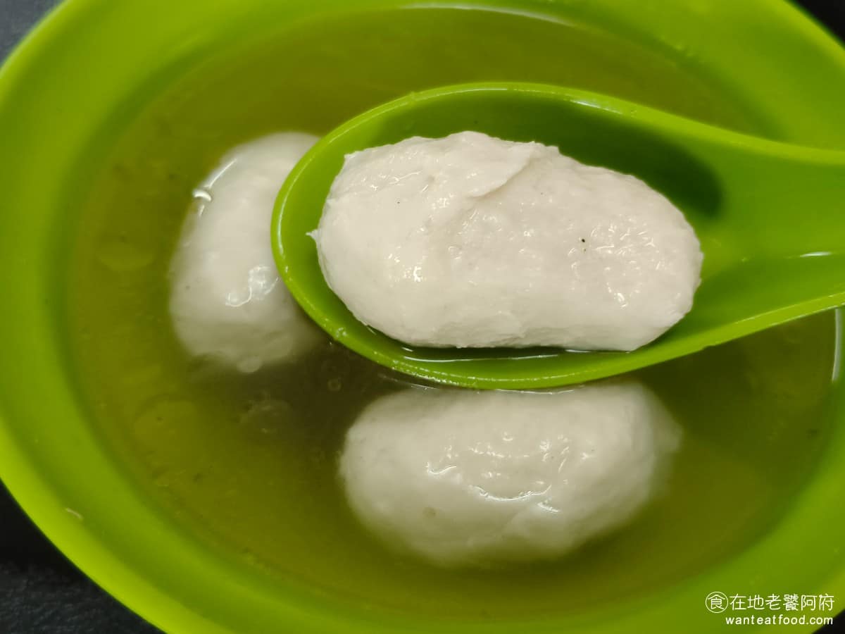 淡水老牌阿給創始店 淡水老牌阿給創始店菜單 淡水老牌阿給創始店推薦 淡水區美食 淡水美食 台灣小吃 但比起硬的外皮，個人還是偏好軟一點的，所以這間的魚丸湯就比較沒那麼吸引我。 @在地老饕阿府