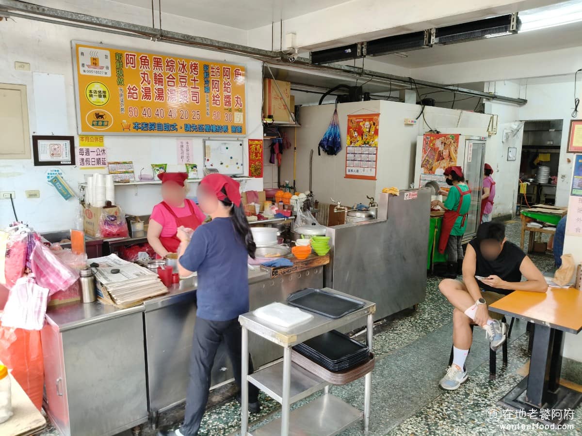 淡水老牌阿給創始店 淡水老牌阿給創始店菜單 淡水老牌阿給創始店推薦 淡水區美食 淡水美食 台灣小吃 因為《淡水老牌阿給》開得早，所以也很早打烊，只賣到下午2點，許多觀光客來的時間晚，很容易錯過營業時間，就去吃第一間周杰倫愛吃的文化阿給，在媒體不斷報導下，大眾就逐漸誤把文化阿給，當成是了阿給的創始店。真理街這條小坡道上，有三家阿給店，文化阿給、老牌阿給、三姐妹阿給，三家比鄰而居，各有各的支持者，在地人都認可，三間都很不錯。 @在地老饕阿府