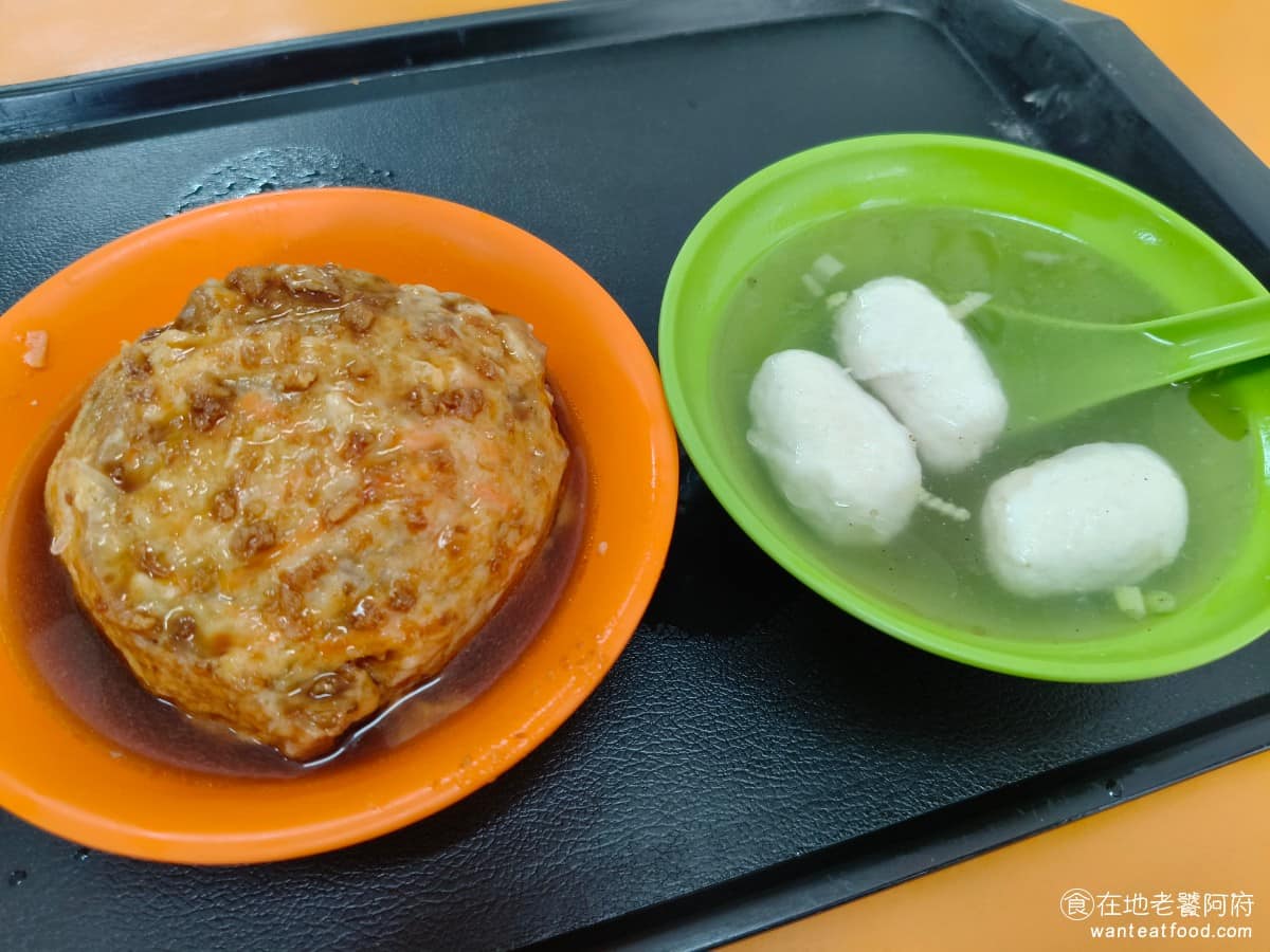 淡水老牌阿給創始店 淡水老牌阿給創始店菜單 淡水老牌阿給創始店推薦 淡水區美食 淡水美食 台灣小吃 點了一份最基本的阿給和魚丸湯，發現這間阿給的形狀很好圓，非常漂亮。 @在地老饕阿府