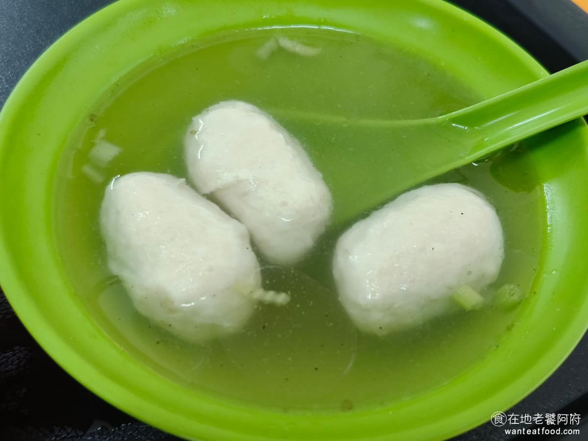 淡水老牌阿給創始店 淡水老牌阿給創始店菜單 淡水老牌阿給創始店推薦 淡水區美食 淡水美食 台灣小吃 魚丸湯 湯頭本身非常清淡，喝不太到什麼湯底味，主要香氣來自上面的芹菜，不過店家會下很多胡椒，所以整碗喝起來胡椒味比較突出，喜歡胡椒的人會很對味。 @在地老饕阿府