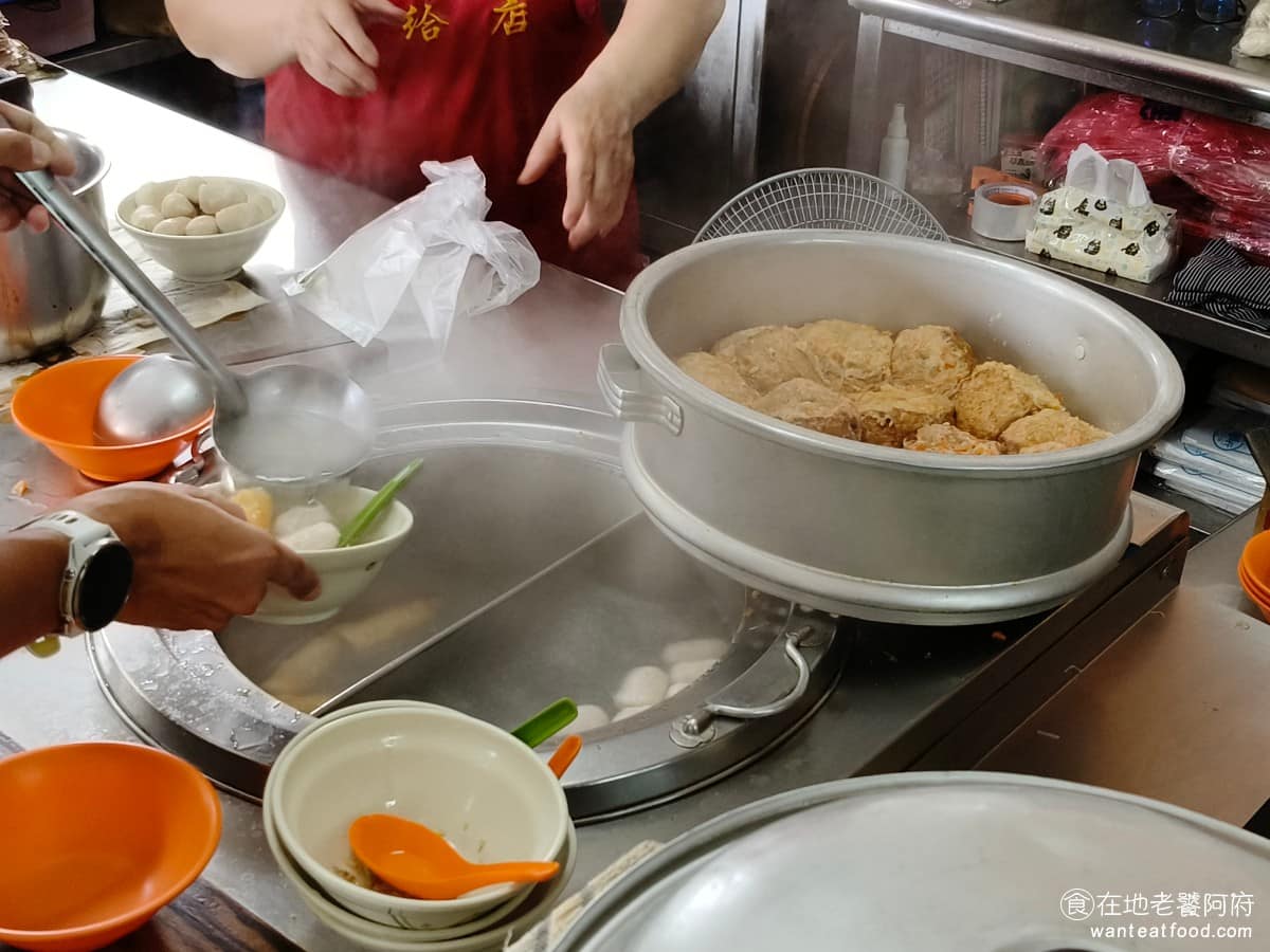 淡水老牌阿給創始店 淡水老牌阿給創始店菜單 淡水老牌阿給創始店推薦 淡水區美食 淡水美食 台灣小吃 「阿給」這個名字，來自日文「油揚げあげ」的音譯，意思是油炸豆腐，但這道小吃，是道地台灣人自己發明的，跟日本料理，並無直接關係。 @在地老饕阿府