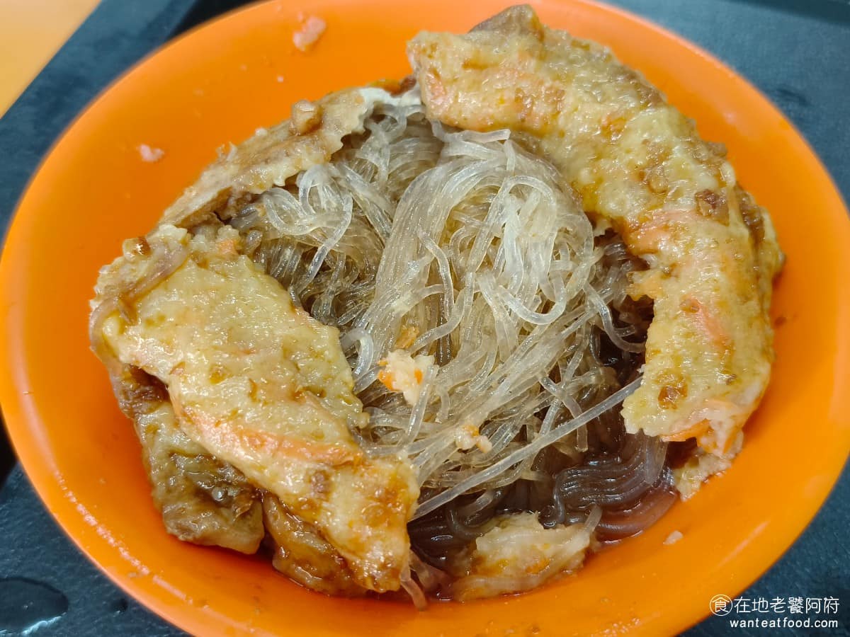 淡水老牌阿給創始店 淡水老牌阿給創始店菜單 淡水老牌阿給創始店推薦 淡水區美食 淡水美食 台灣小吃 底部的醬汁完全不辣，是帶點醬油味的鹹湯，跟表面辣醬的搭配剛好互補，外層有辣、內部清甜，整體層次還不錯。外皮還混入了紅蘿蔔絲，口感軟嫩鮮甜，吃起來很不一樣，是別家少見的做法。 @在地老饕阿府