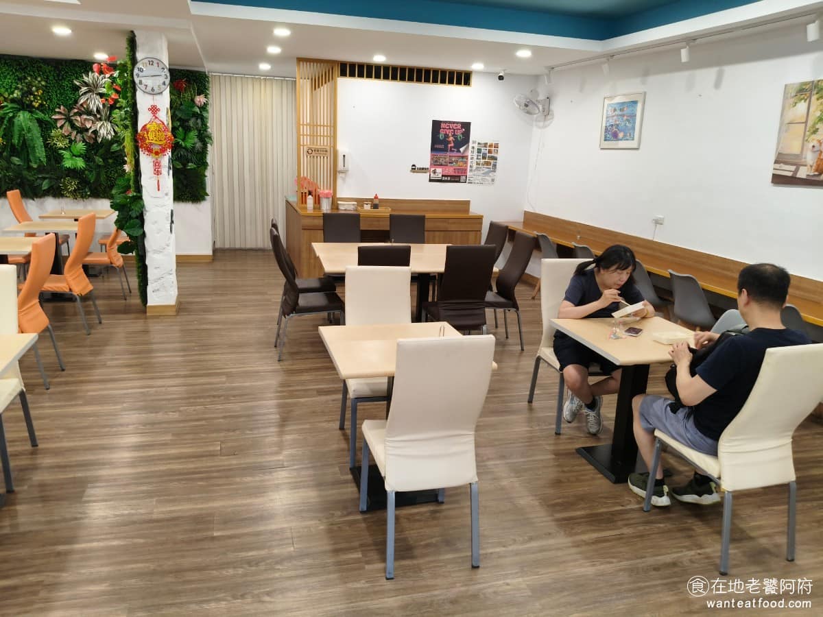 海邊腸粉 海邊腸粉菜單 海邊腸粉推薦 淡水區美食 淡水美食 中式料理 廣東腸粉 現址空間寬敞，內用座位多，桌子之間不擁擠，就算一群人來，也不成問題，很適合在老街散步途中，坐下來歇腳，整體環境乾淨整齊。 @在地老饕阿府