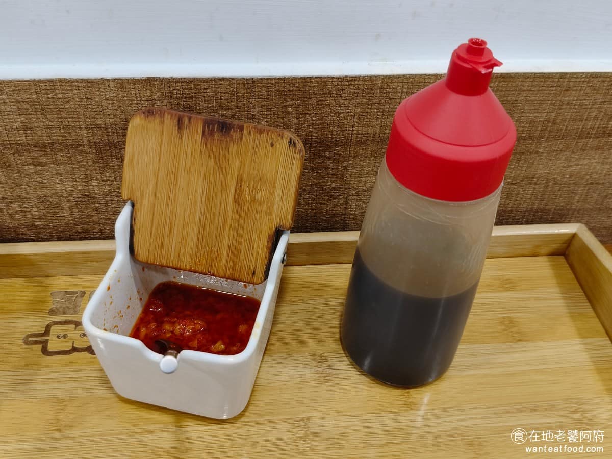 海邊腸粉 海邊腸粉菜單 海邊腸粉推薦 淡水區美食 淡水美食 中式料理 廣東腸粉 每份腸粉都搭配特製醬汁，淋上去後米皮吸附醬汁的效果很好，醬汁不夠都可以另外加，內用非常推薦加辣椒醬，是由老闆自炒自製，香氣和辣度非常夠。 @在地老饕阿府