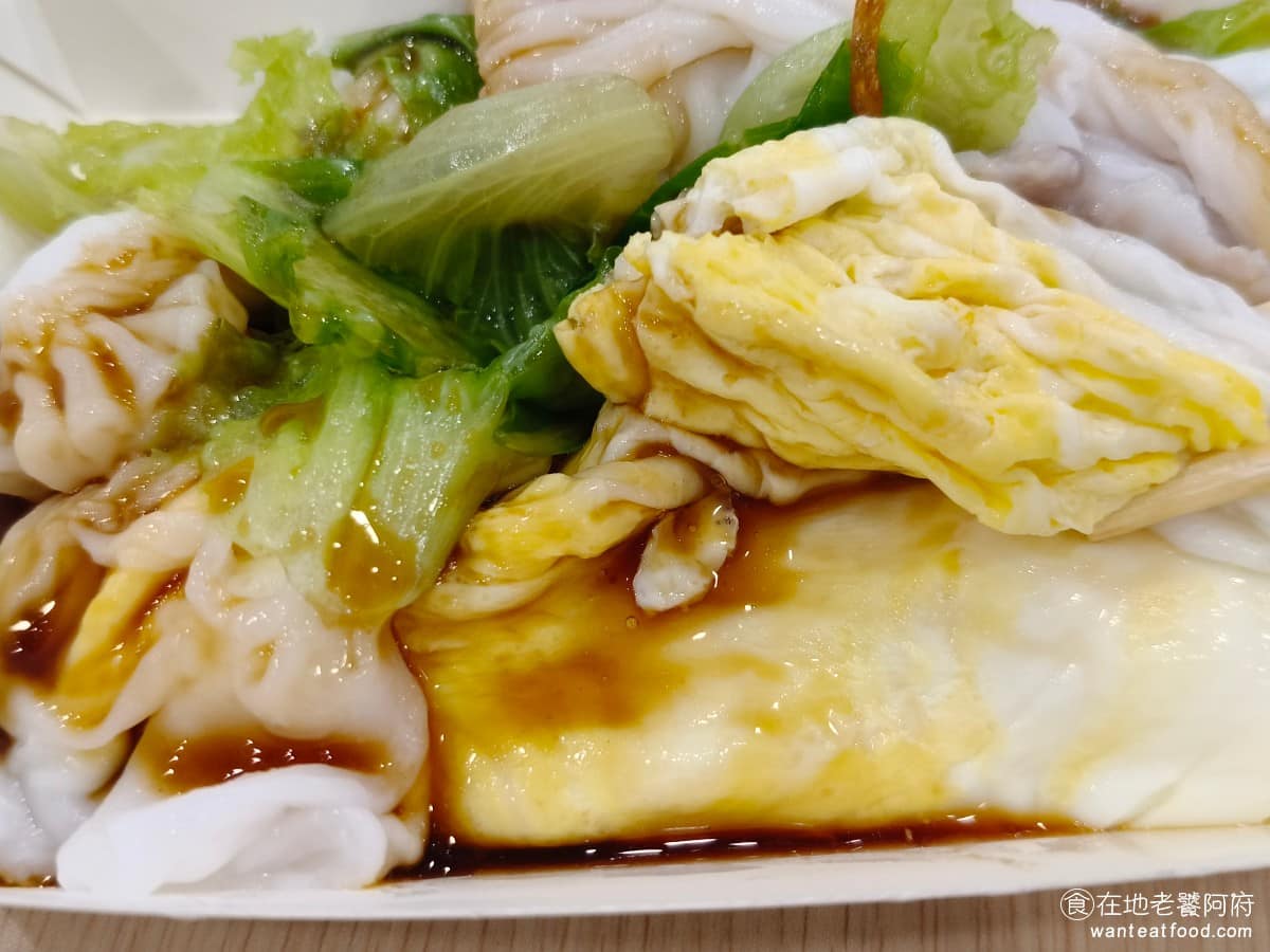 海邊腸粉 海邊腸粉菜單 海邊腸粉推薦 淡水區美食 淡水美食 中式料理 廣東腸粉 搭配的醬汁鹹度偏重，吃起來不會沒味道，只不過酸味明顯，個人是覺得太酸了，所以吃起來有點怪。 @在地老饕阿府