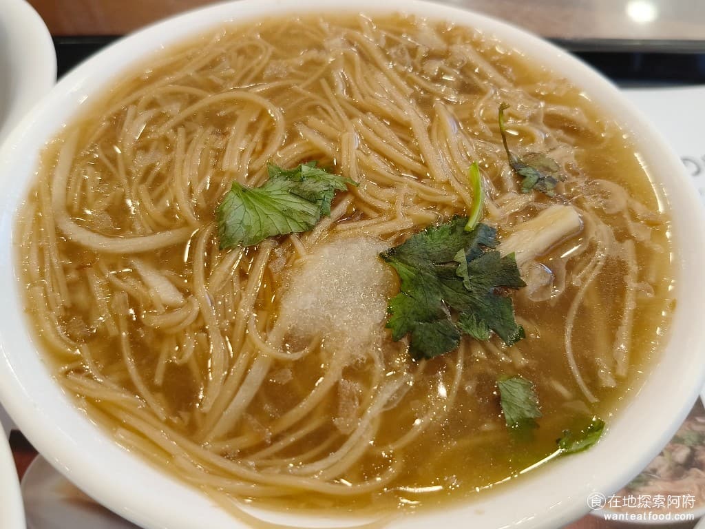 王記府城肉粽 王記府城肉粽菜單 王記府城肉粽價格 松山區美食 松山美食 南京復興美食 台灣小吃 肉粽 大腸麵線 麵線也是《王記府城肉粽》的人氣餐點之一，裡面的配料有大腸和赤肉，湯頭走的是清淡的路線，吃起來比較清爽、不油膩。 @在地老饕阿府