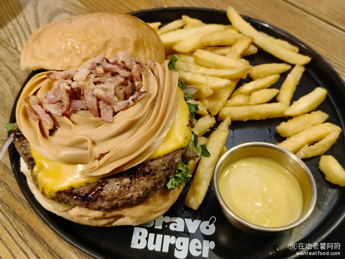 BravoBurger發福廚房民權店 BravoBurger發福廚房民權店菜單 花生醬牛肉堡 店裡的招牌，份量很大肉片非常厚實，原本以為這麼厚的肉，吃起來會很硬，結果完全不會，漢堡肉軟嫩，出乎意料。 @在地老饕阿府