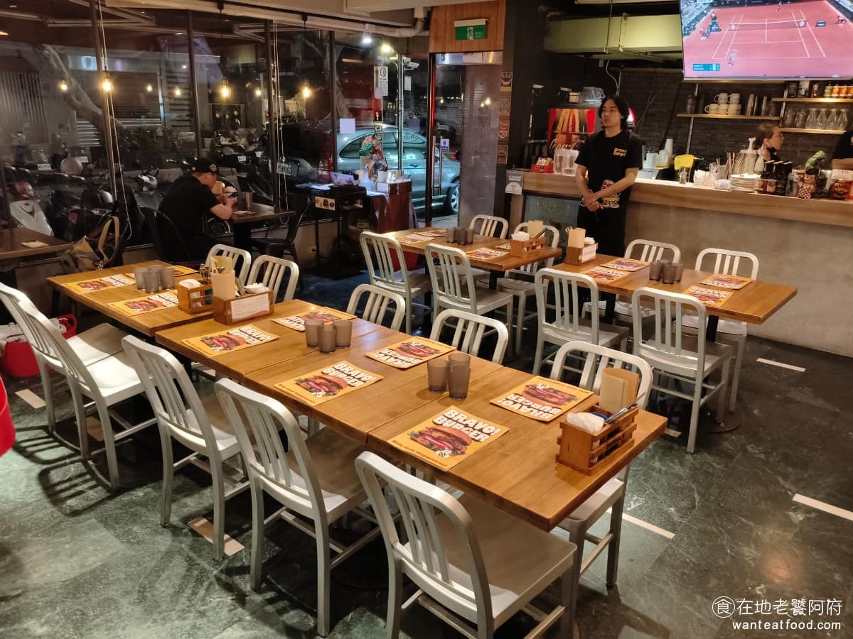 BravoBurger發福廚房民權店 BravoBurger發福廚房民權店菜單 民權店空間不大，走美式工業風，座位以 2 到 4 人桌為主，人多的時候，會顯得擁擠，而且環境非常吵雜。 @在地老饕阿府