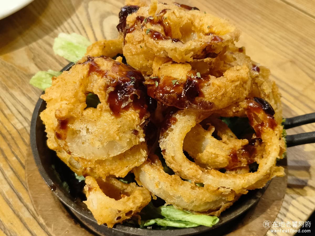 BravoBurger發福廚房民權店 BravoBurger發福廚房民權店菜單 炸洋蔥圈 現切現炸，外皮非常酥脆，裡面的洋蔥扎實不軟爛。上面淋了 BBQ 烤肉醬，甜鹹口味，整體不會太油膩，表現不錯。 @在地老饕阿府