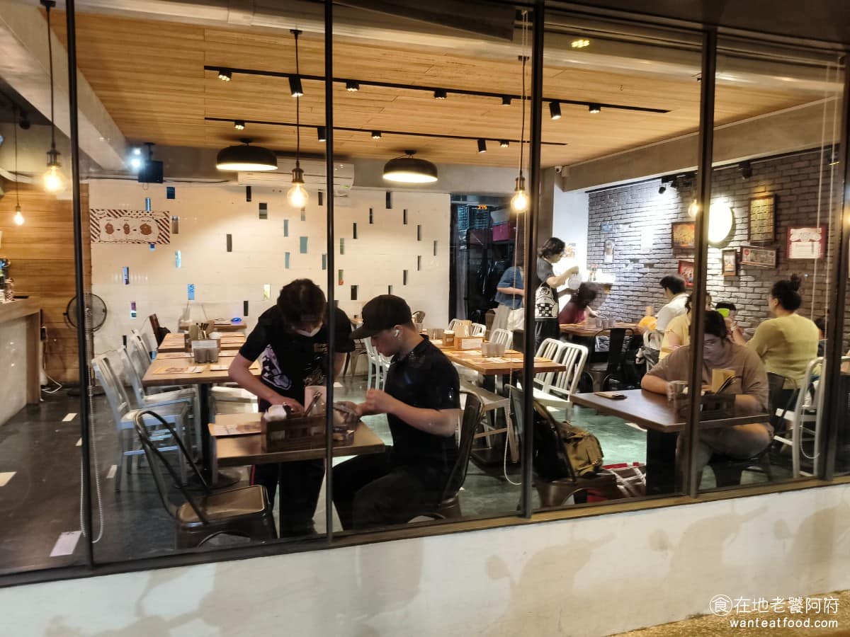 BravoBurger發福廚房民權店 BravoBurger發福廚房民權店菜單 民權本店位在民權東路三段，離捷運中山國中站步行約五分鐘，附近停車位多，轉角幾步路就是知名麵包店「陳耀訓」。 @在地老饕阿府