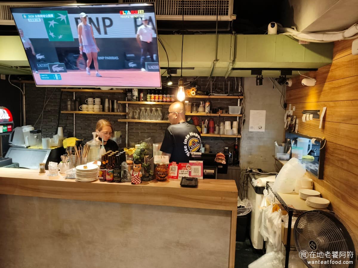 BravoBurger發福廚房民權店 BravoBurger發福廚房民權店菜單 《BravoBurger發福廚房民權店》店內有電視轉播，有精釀啤酒可以點，晚上來看球賽搭配漢堡，是不少熟客的固定行程，桌上有提供漢堡紙，公共區有調味料、手套、濕紙巾，服務算貼心。 @在地老饕阿府
