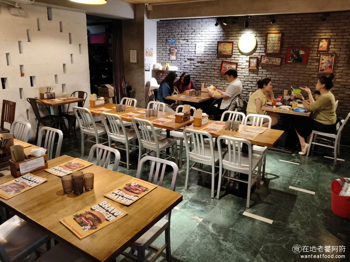 BravoBurger發福廚房民權店 BravoBurger發福廚房民權店菜單 《BravoBurger發福廚房民權店》主打的是花生醬漢堡，是台灣早期開啟「花生醬漢堡熱潮」的先驅，花生醬無顆粒、濃稠不死鹹，配方比例曾被公認做到最好。 @在地老饕阿府