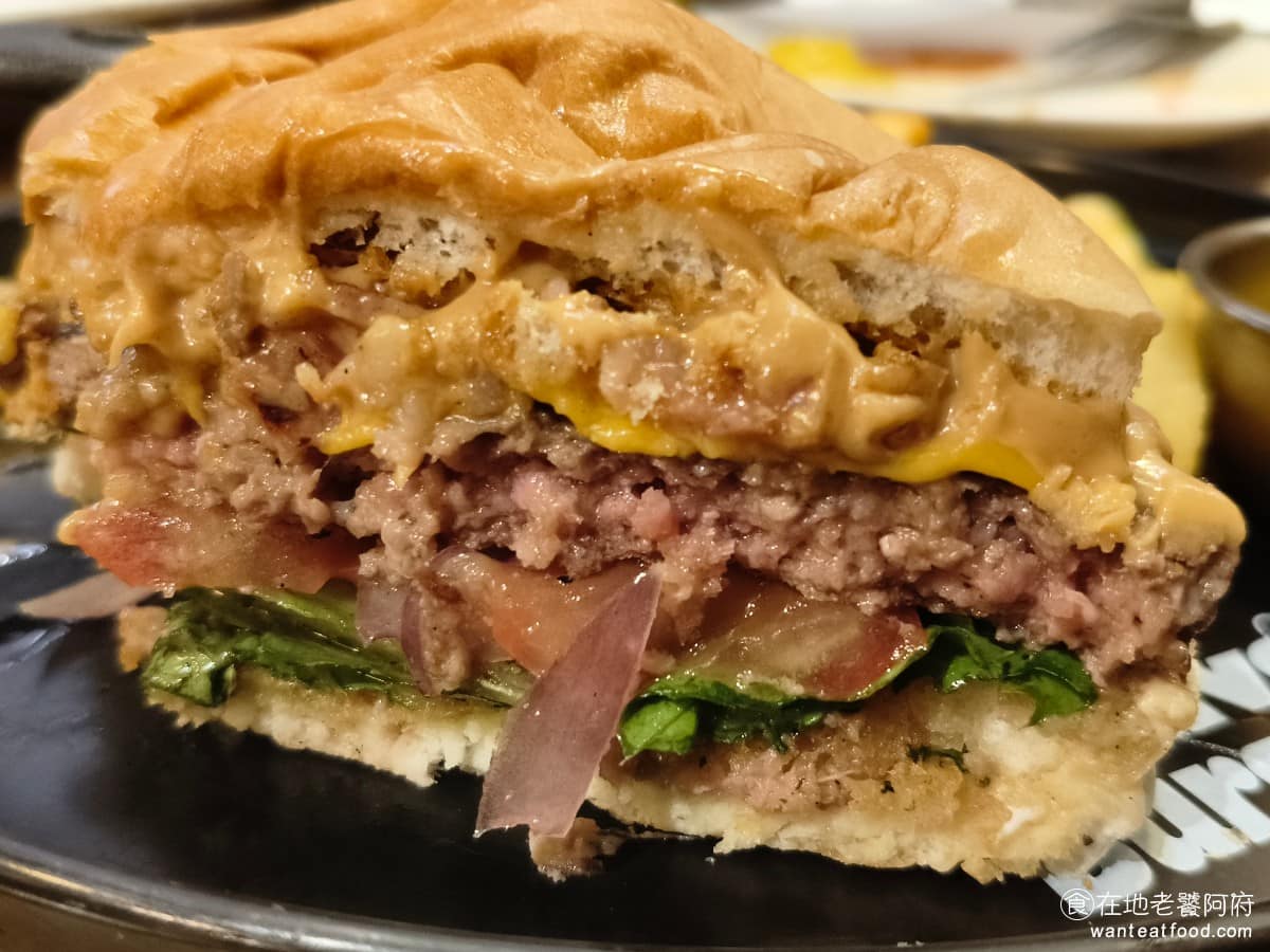 BravoBurger發福廚房民權店 BravoBurger發福廚房民權店菜單 花生醬是店家自製無顆粒配方，和多汁牛肉搭在一起非常棒，沒有顆粒吃起來真的舒服，牛肉也軟，真是完美，對我這種怕硬的人，完全是福音。 @在地老饕阿府