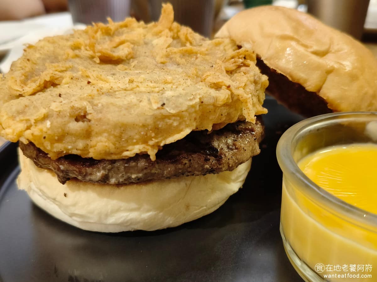 BravoBurger發福廚房民權店 BravoBurger發福廚房民權店菜單 因為麵包外皮本來就酥脆，牛肉肉質軟嫩帶香氣，就算是自己搭的組合也很好吃。起司醬給得很大方，淋上滿滿起司，吃起來超香，愛吃起司的人，會喜歡。 @在地老饕阿府