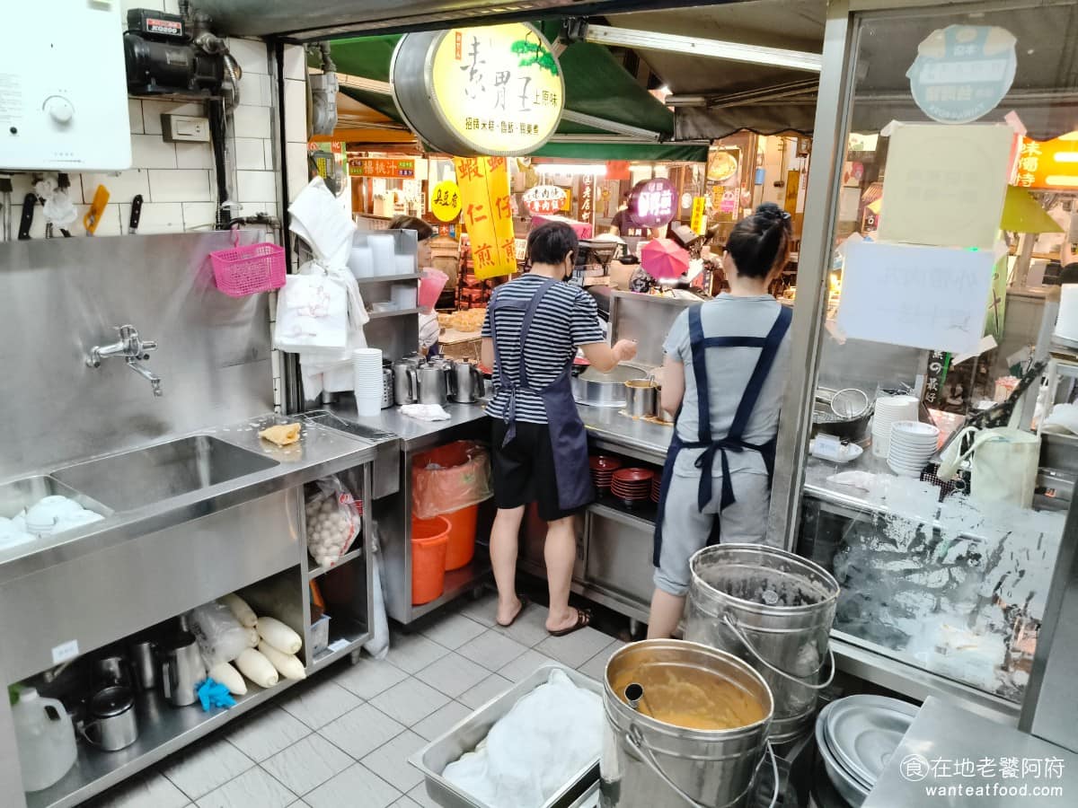正老牌豐原肉丸 正老牌豐原肉丸菜單 正老牌豐原肉丸推薦 豐原區美食 豐原美食 台灣小吃 肉圓 店家目前傳承到第三代,靠著肉圓跟貢丸湯兩樣餐點,撐過幾十年,陪伴著不少豐原人,從小吃到大。店裡牆上,也掛著一些泛黃的老照片和剪報,記錄《正老牌豐原肉丸》走過的歲月。 @在地老饕阿府