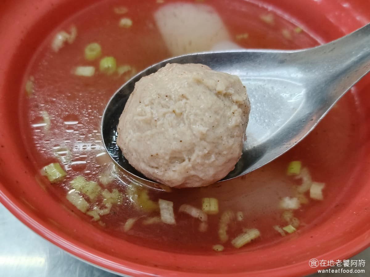 正老牌豐原肉丸 正老牌豐原肉丸菜單 正老牌豐原肉丸推薦 豐原區美食 豐原美食 台灣小吃 肉圓 因為店裡就只有貢丸和肉圓兩個餐點,剛好這兩樣都很有水準,難怪《正老牌豐原肉丸》能歷久不衰,賣了六十多年。 @在地老饕阿府