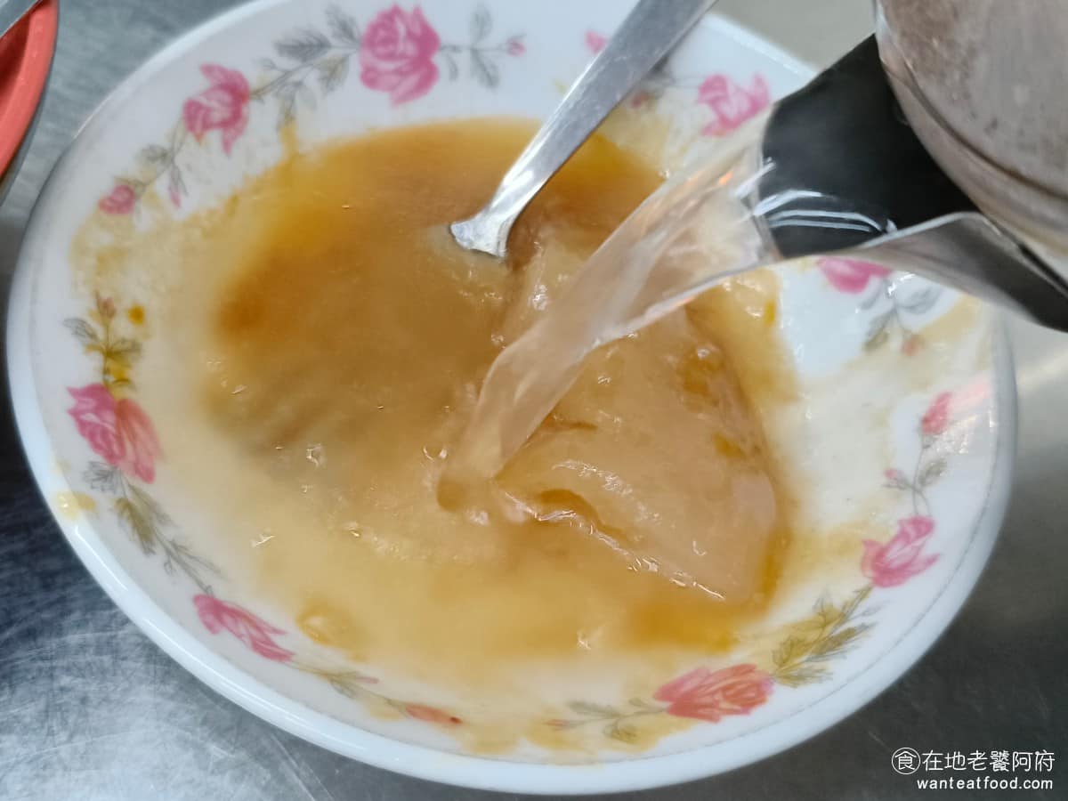 正老牌豐原肉丸 正老牌豐原肉丸菜單 正老牌豐原肉丸推薦 豐原區美食 豐原美食 台灣小吃 肉圓 老闆上菜時會主動跟你說,肉圓吃完可以加旁邊的高湯,再次浸泡吃一輪。加了高湯之後,湯頭會多一股肉圓本身的豬油香氣,喝起來別有特色,加入高湯後,喝起來比貢丸湯的湯頭油膩,但比貢丸湯的湯頭更香,而且醬汁味也比較重,還不錯喝。 @在地老饕阿府