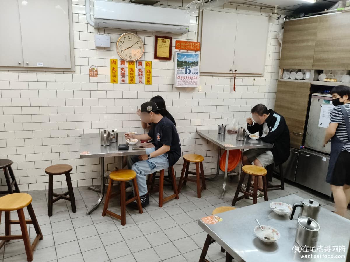正老牌豐原肉丸 正老牌豐原肉丸菜單 正老牌豐原肉丸推薦 豐原區美食 豐原美食 台灣小吃 肉圓 開在廟東夜市的巷子裡,招牌不算華麗,但很好認,開放式廚房,可以直接看到老闆或店員現場炸肉圓、撈油、剪開肉圓皮的過程。 @在地老饕阿府