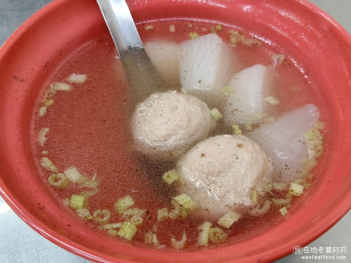 正老牌豐原肉丸 正老牌豐原肉丸菜單 正老牌豐原肉丸推薦 豐原區美食 豐原美食 台灣小吃 肉圓 貢丸湯 原本沒有抱太大期待,結果喝第一口,發現貢丸做得相當不錯,口感軟嫩,調味也很夠,不是那種吃起來沒味道的貢丸,如果覺得湯量不夠喝,可以再多加旁邊的高湯。 @在地老饕阿府