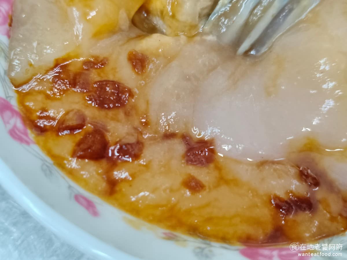 正老牌豐原肉丸 正老牌豐原肉丸菜單 正老牌豐原肉丸推薦 豐原區美食 豐原美食 台灣小吃 肉圓 桌上有提供辣醬,覺得不夠辣,可以自己加,但不吃辣的人要小心,因為辣醬跟不辣的醬料,外觀幾乎長得一模一樣,拿錯很容易把整碗變辣。 @在地老饕阿府