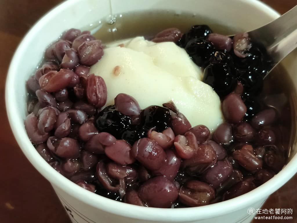 杉味豆花 杉味豆花菜單 杉味豆花推薦 大同區美食 大同美食 雙連美食 甜點點心 豆花 糖水是微甜的黑糖風味，黑糖味分常香，粉圓吃起來也很Q彈，唯一的小缺點就是紅豆煮得太破了，比較吃不到顆粒感。 @在地老饕阿府