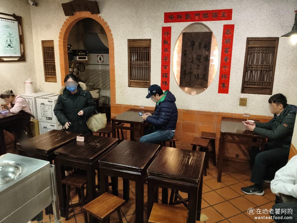 杉味豆花 杉味豆花菜單 杉味豆花推薦 大同區美食 大同美食 雙連美食 甜點點心 豆花 店內裝潢走復古風格，整個空間呈現長型設計，有濃濃的三合院或農村老宅的感覺，木製桌椅搭配紅地磚，牆面也有一些懷舊造景。 @在地老饕阿府