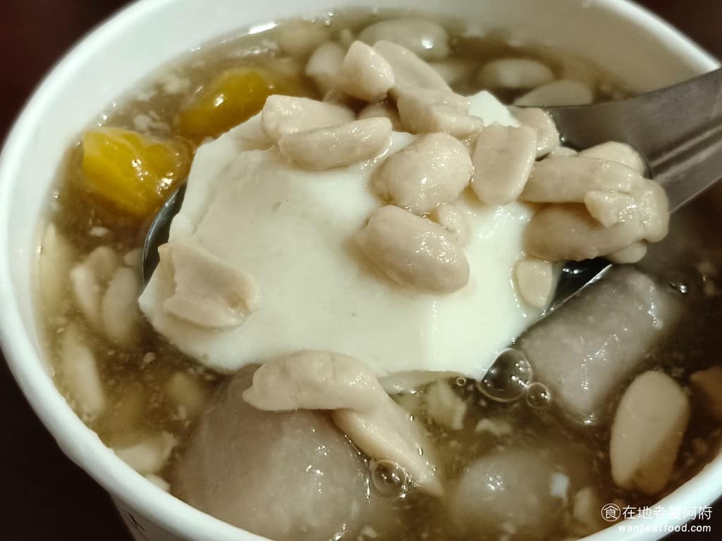 杉味豆花 杉味豆花菜單 杉味豆花推薦 大同區美食 大同美食 雙連美食 甜點點心 豆花 豆花豆香濃郁，搭配甜度偏甜的糖水，喝起來不會太甜膩，反而甜得很入味，夏天可以加冰，冬天也能單吃熱的豆花。糖水或冰不夠，都可以免費續加。配料的軟花生，煮得香濃綿密，軟硬適中，花生香氣十足。 @在地老饕阿府