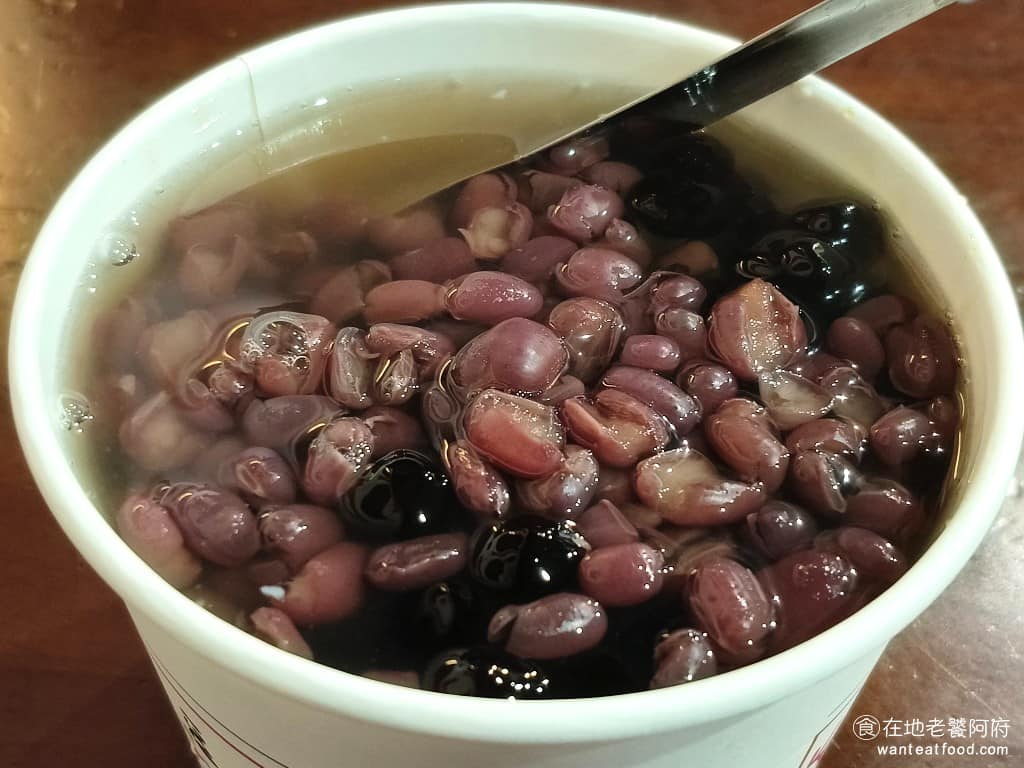 杉味豆花 杉味豆花菜單 杉味豆花推薦 大同區美食 大同美食 雙連美食 甜點點心 豆花 原味豆花 配料是紅豆+粉圓，紅豆尺寸較大，吃起來綿密，加在微甜的湯裡，更會增加整體甜度，搭配得很好。 @在地老饕阿府