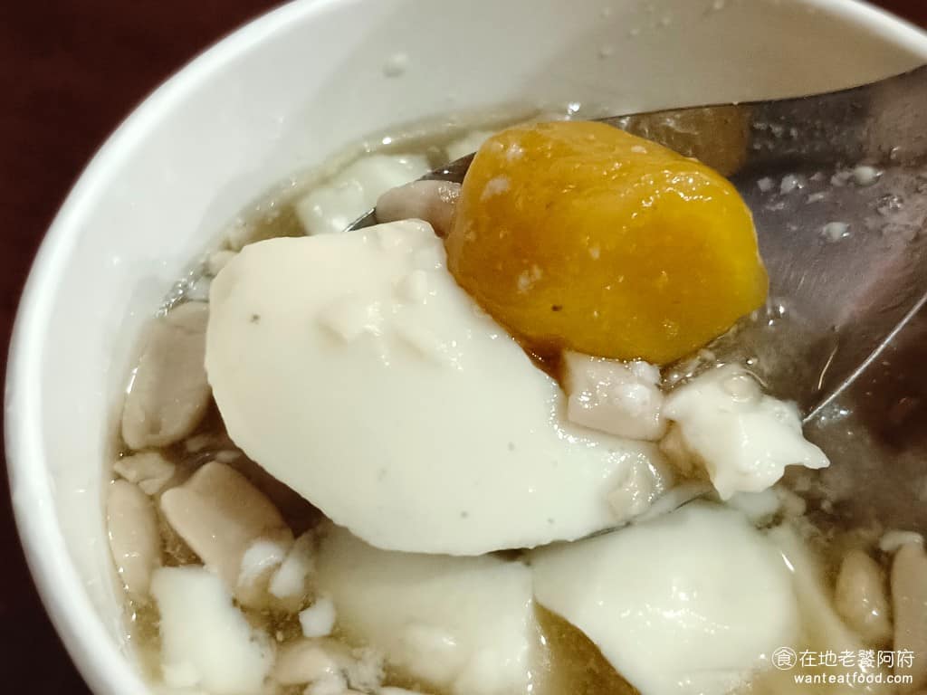 杉味豆花 杉味豆花菜單 杉味豆花推薦 大同區美食 大同美食 雙連美食 甜點點心 豆花 地瓜圓也一樣大顆紮實，吃起來口感非常軟嫩，地瓜圓的甜度，比芋圓更甜，個人覺得這個地瓜圓更好吃，不愧是招牌配料。 @在地老饕阿府