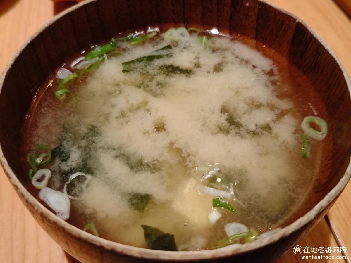 米與多蜜南港店 米與多蜜南港店菜單 米與多蜜南港店推薦 南港區美食 南港美食 南港軟體園區美食 味噌湯 味道不會太鹹，喝起來非常清爽，裡面有滿滿的海帶和豆腐，喝完都可以再免費續，愛吃飯、愛喝湯的人，來這裡可以吃得很過癮。 @在地老饕阿府